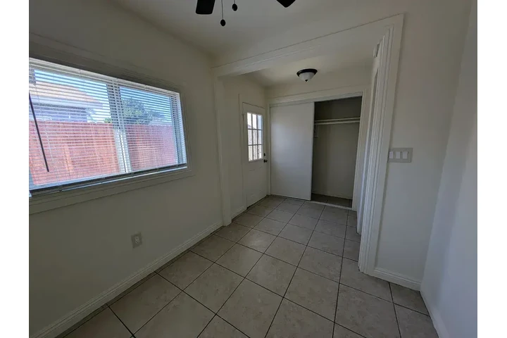$1400 : Norwalk - Single Family Home image 7
