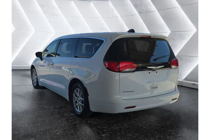 $13791 : Chrysler Voyager 2023 LX 4dr image 6