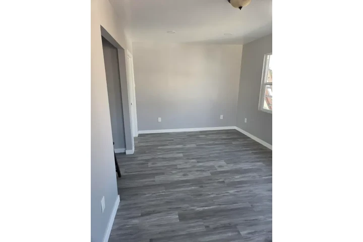 $1100 : About 4010 1/2 Rockwood St Uni image 9