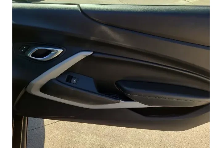 $21398 : Chevrolet Camaro 2020 LT 2dr image 8