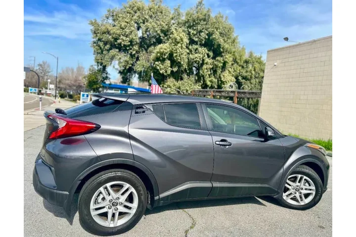 $20995 : 2021 C-HR XLE image 7