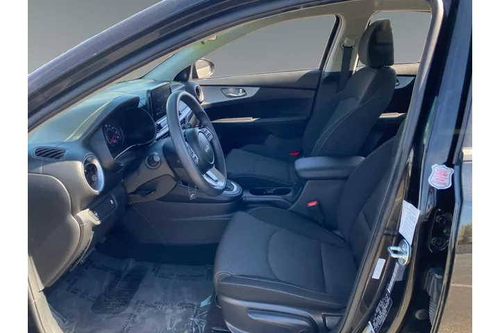 $25990 : Kia Forte 2024 LX 4dr Sedan image 9