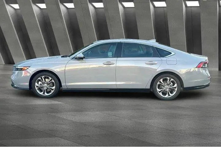 $25000 : Honda Accord Hybrid 2023 EX- image 8