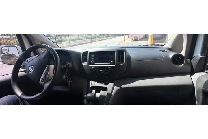 $13000 : 2018 CARGO VAN NV EN VENTA image 4