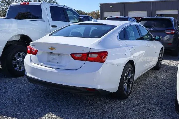 $16281 : Chevrolet Malibu 2023 LT 4dr image 3