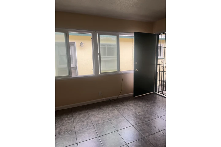$2600 : Apartamento tipo casita image 3