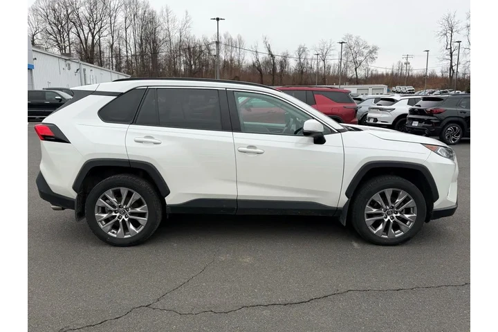 $27999 : Toyota RAV4 2021 AWD XLE Pre image 8