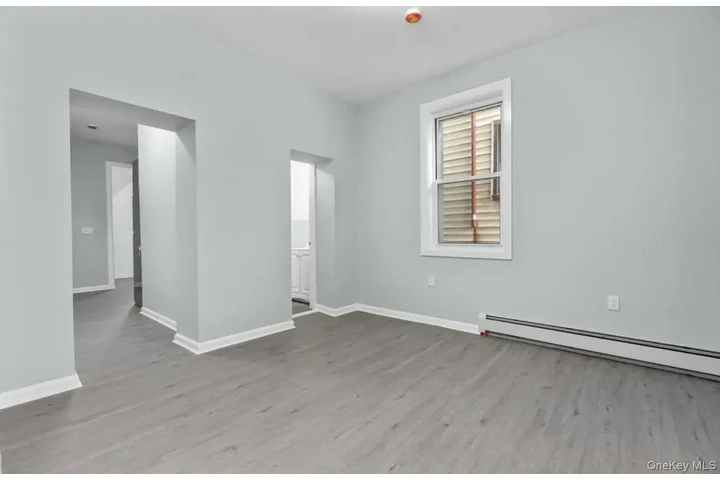 $2500 : APT 2 RECAMAS EN MASPETH image 3