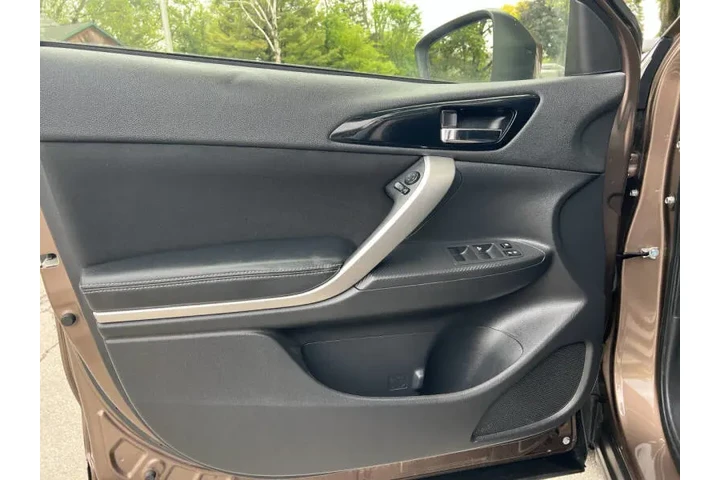 $11997 : 2020 Eclipse Cross SE image 9