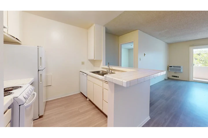$1000 : The Ray Apartments image 6
