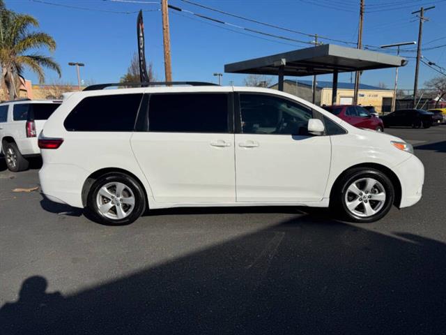 $16998 : 2017 Sienna LE 8-Passenger image 9