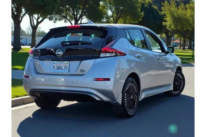 $18500 : Nissan LEAF 2023 SV PLUS 4dr image 5