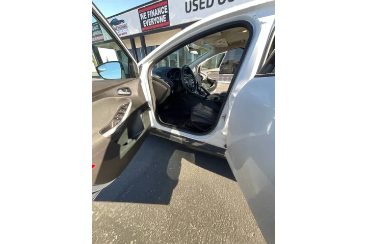 2013 Focus SE image 10