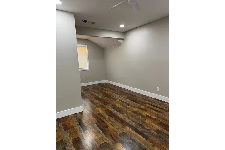$800 : Newly renovated 2 bedroom 1 image 5