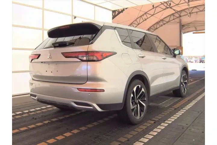 $24111 : Mitsubishi Outlander 2024 SE image 4