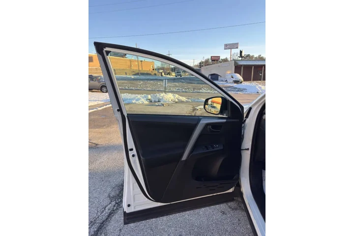 $14650 : 2016 RAV4 LE image 9