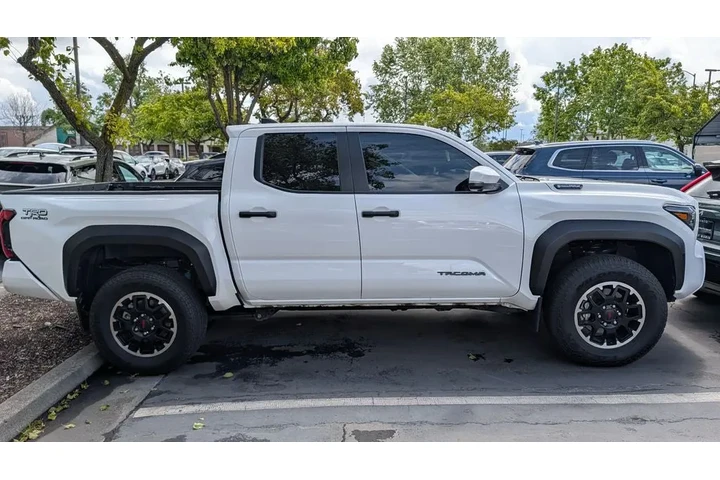 $49899 : Gold Certified 2025 Tacoma Hy image 5