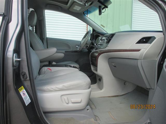 $14895 : 2013 Sienna image 10