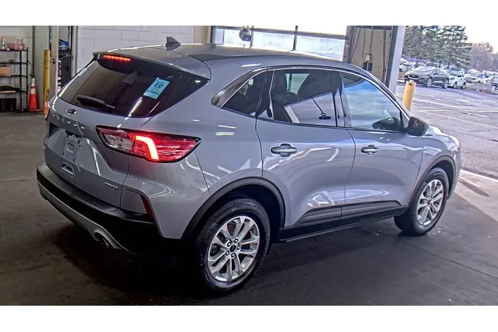 $18693 : Ford Escape 2022 AWD SE 4dr image 4