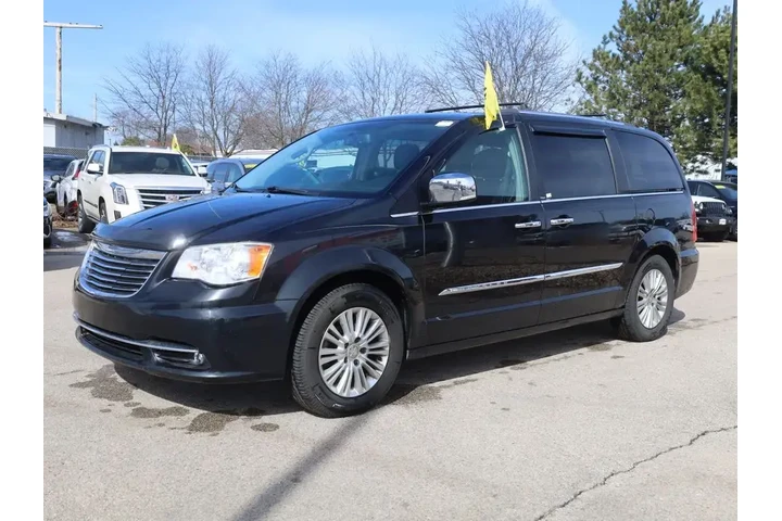 $8877 : Chrysler Town and Country 20 image 3
