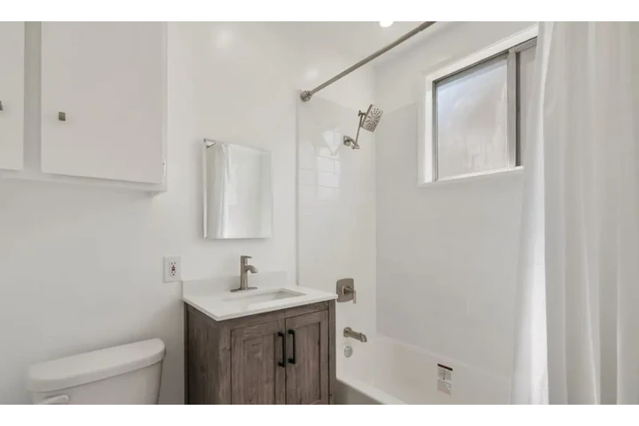 $2050 : Spacious 2 Bedroom in Lynwood image 8