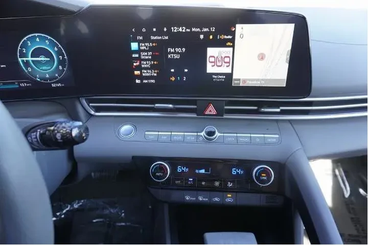 $19488 : Hyundai ELANTRA 2024 SEL 4dr image 8