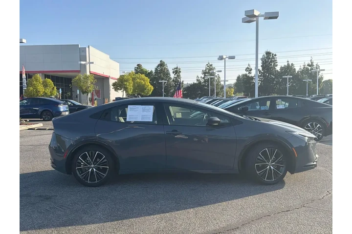 $31870 : Toyota Prius 2025 LE 4dr Hat image 3