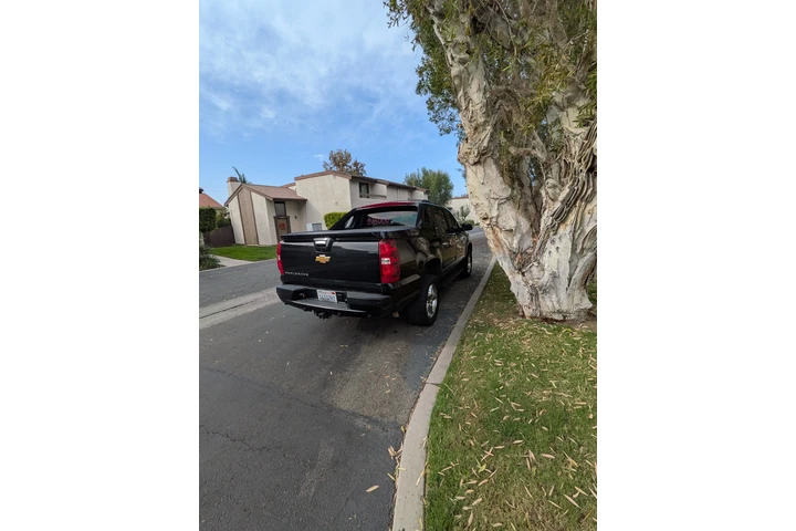 $8000 : Chevy avalanche 2012 image 3