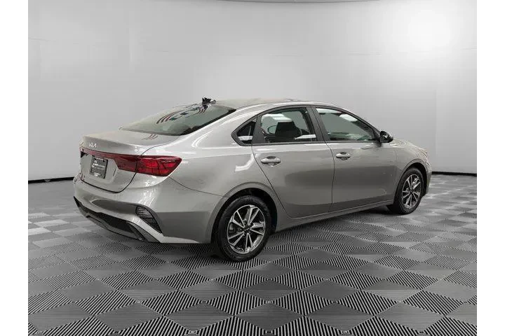 $16288 : Kia Forte 2023 LXS 4dr Sedan image 5