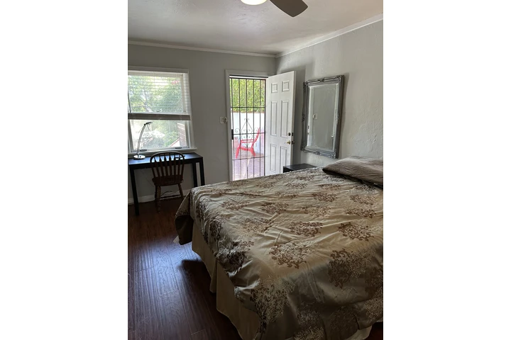 $1400 : CUARTO CON ENTRADA PRIVADA image 3
