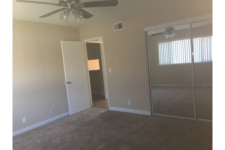 $1200 : Se renta Recamara image 2