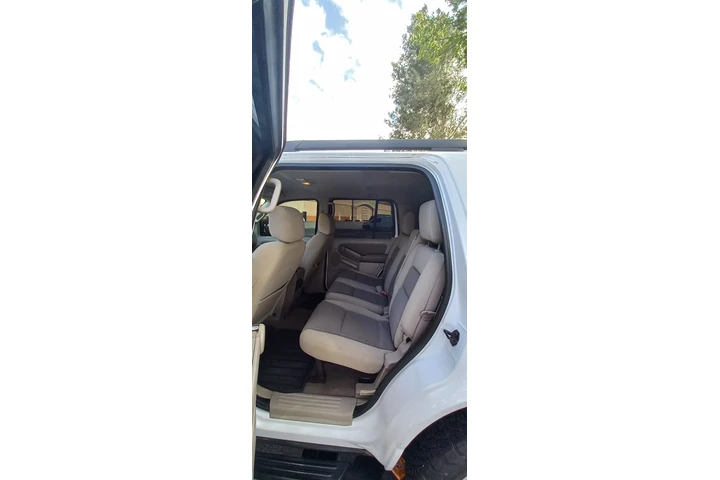 $6800 : Ford Explorer XLT 4.0 L V6 image 9