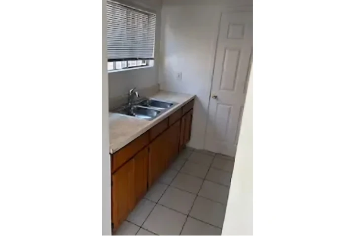 $1450 : Casa Pequeña 1 rec. 1 baño image 1