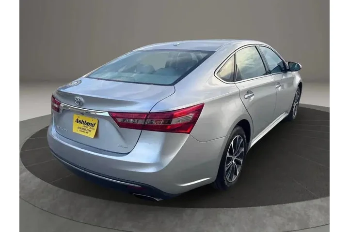 $15900 : 2018 Avalon Limited image 7