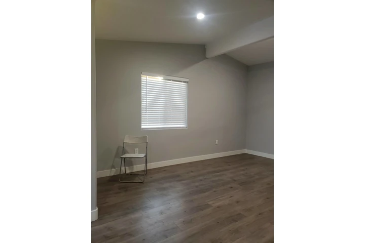 $1950 : Estudios de renta image 1