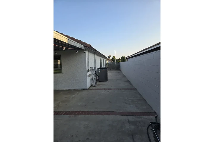 $1400 : Fontana Available 4 & 2 image 8