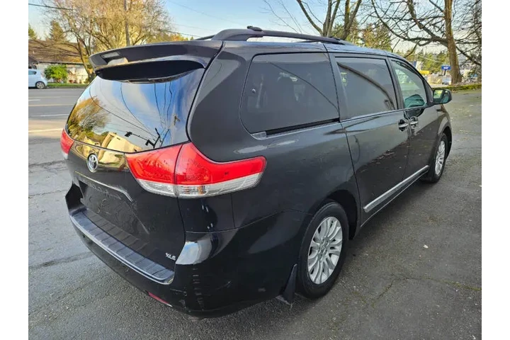 $7999 : 2011 Sienna XLE 8-Passenger image 5