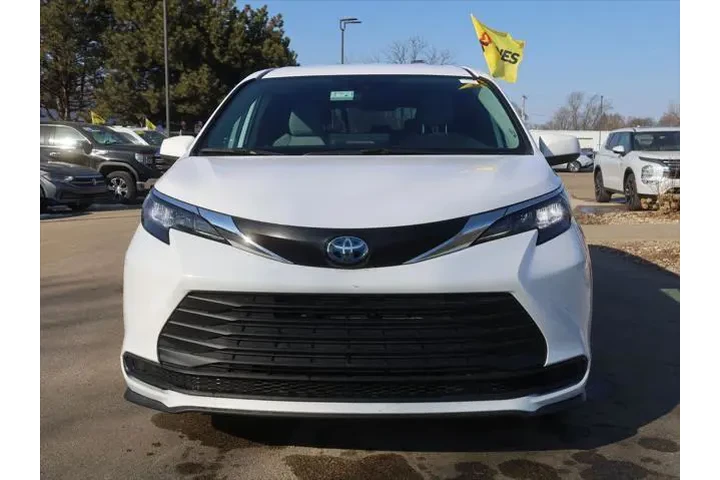 $39452 : Toyota Sienna 2025 LE 8-Pass image 2