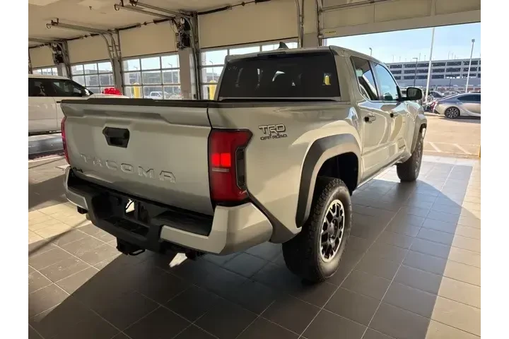 $37996 : Toyota Tacoma 2024 4x4 TRD O image 4