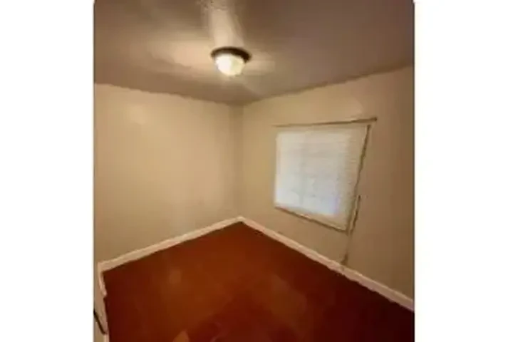 L.A./ 90037  SE RENTA CASA image 3