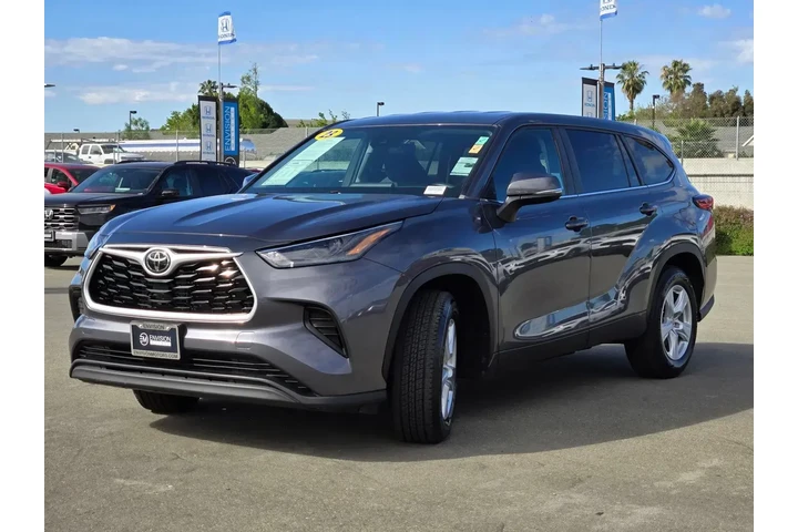 $34988 : Toyota Highlander 2023 L 4dr image 3