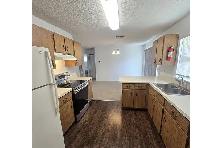 $700 : HOUSE RENT IN AVON PARK FLORID image 6