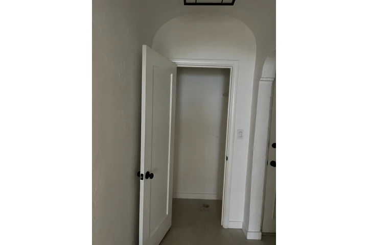 $1100 : Cuarto. Para Renta y parking image 2