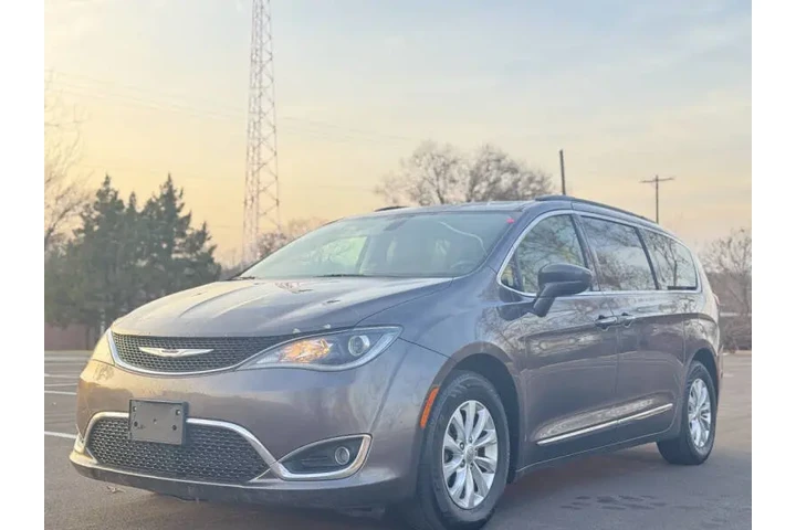 $7999 : 2017 Pacifica Touring-L image 2