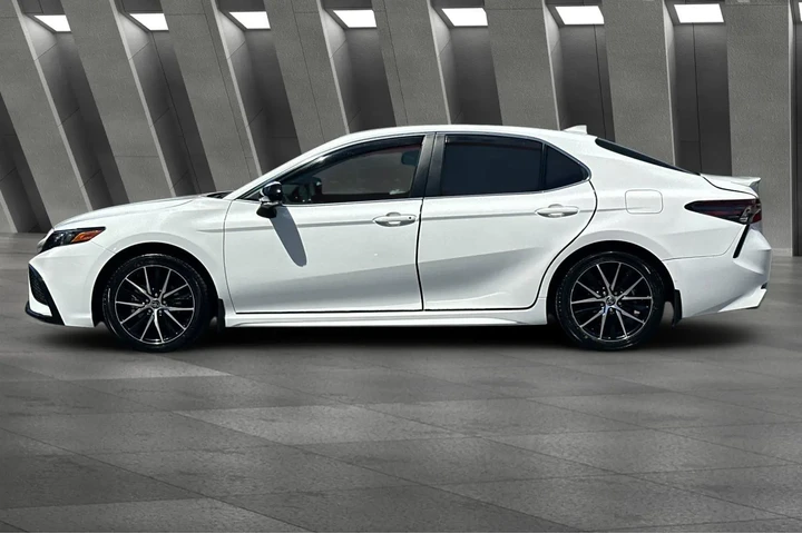 $27900 : Toyota Camry Hybrid 2024 SE image 10