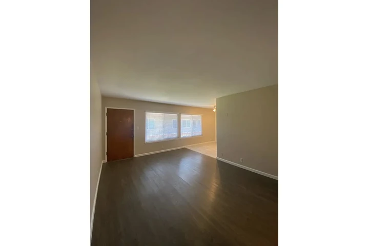 $1300 : apartment in a controlled area image 3