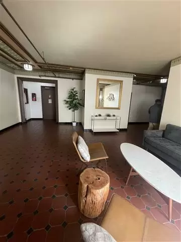 $1700 : 535 S Gramercy  Paradise in LA image 7