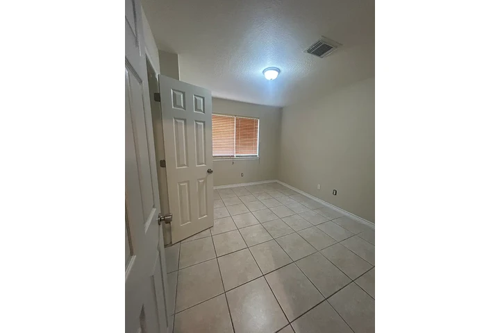 $1150 : Houston Renta image 6