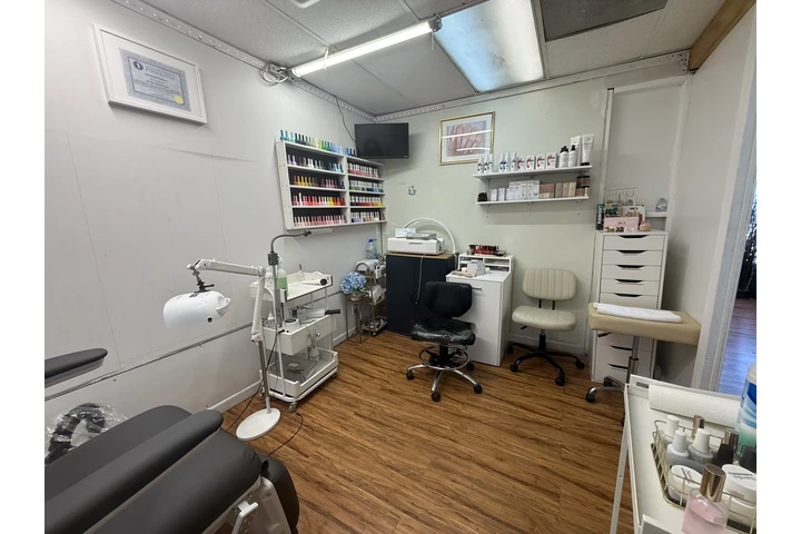 RENT ROOM BEAUTY SERVICES image 5