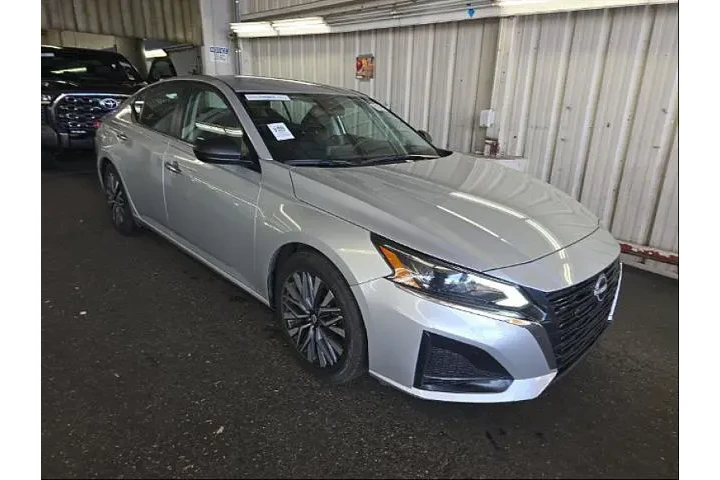 $21995 : Nissan Altima 2024 2.5 SV 4d image 2